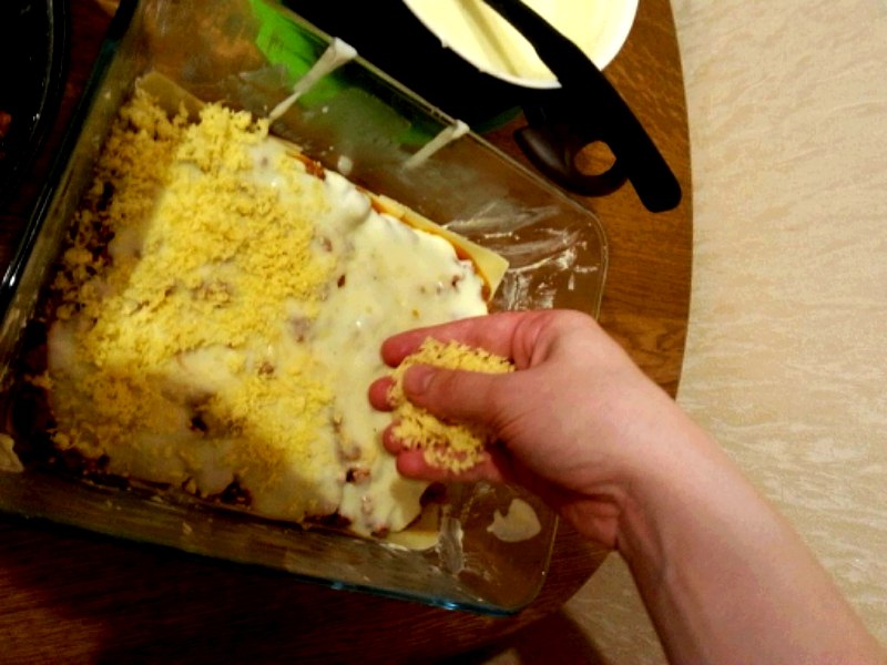 Лазанья. Шаг 6. и посыпаем сыром.