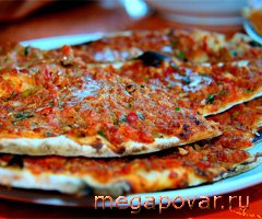 Lahmacun - тонкая турецкая пицца с фаршем и овощами