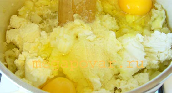 Картофельные оладьи. Шаг 2. Добавить к картофельной массе яйца.