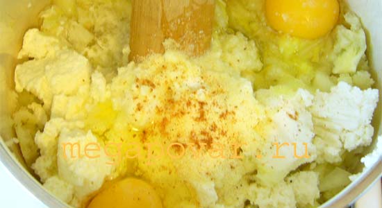 Картофельные оладьи. Шаг 2. Добавить к картофельной массе соль и мускатный орех.