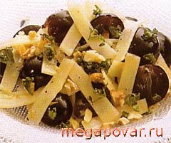 Фото блюда к рецепту Салат из сыра с виноградом и орехами