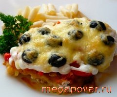 Фото блюда к рецепту Отбивная из куриной грудки под овощами с сыром и оливками