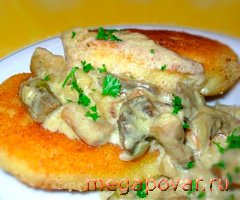 Фото блюда к рецепту Картофельные котлеты с грибной подливкой