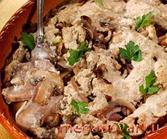 Фото блюда к рецепту Язык говяжий с шампиньонами в орехово-чесночном соусе