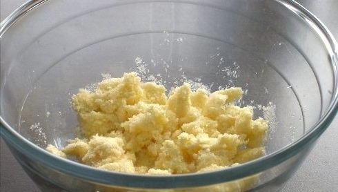 Сочни с творогом. Шаг 1. Размягченное масло смешать с сахаром и хорошо перемешать