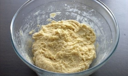 Сочни с творогом. Шаг 3. Муку смешать с разрыхлителем и добавить в тесто, замесить тесто.
